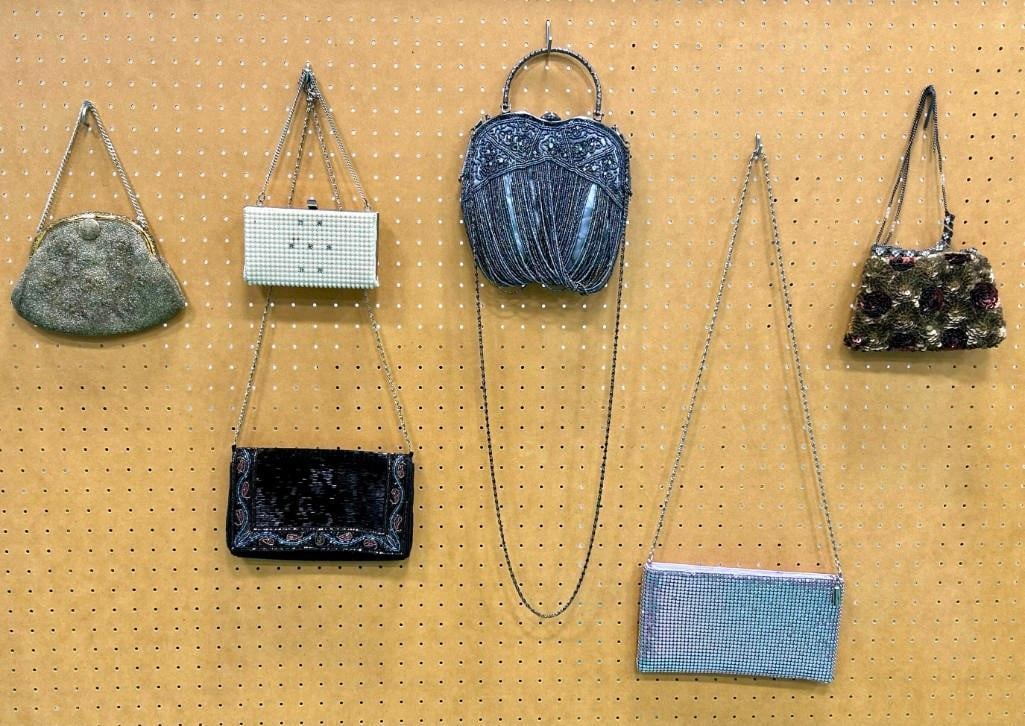 6 Vintage Purses incl Beaded , etc plus a brown leather clutch or wallet (1 of 19)