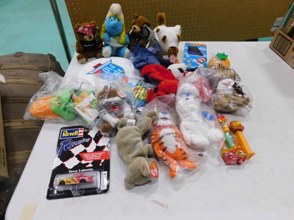 Advertising Toys & Plush Lot: Old Style frisbee, Harley Davidson bears, Taco Bell, Kelloggs, Pez, Purina, Pillsbury Doughtboy, Puffy Dog, '93 1st Gen Pinchers Beanie Babies, etc. Log. Clean, includes items shown