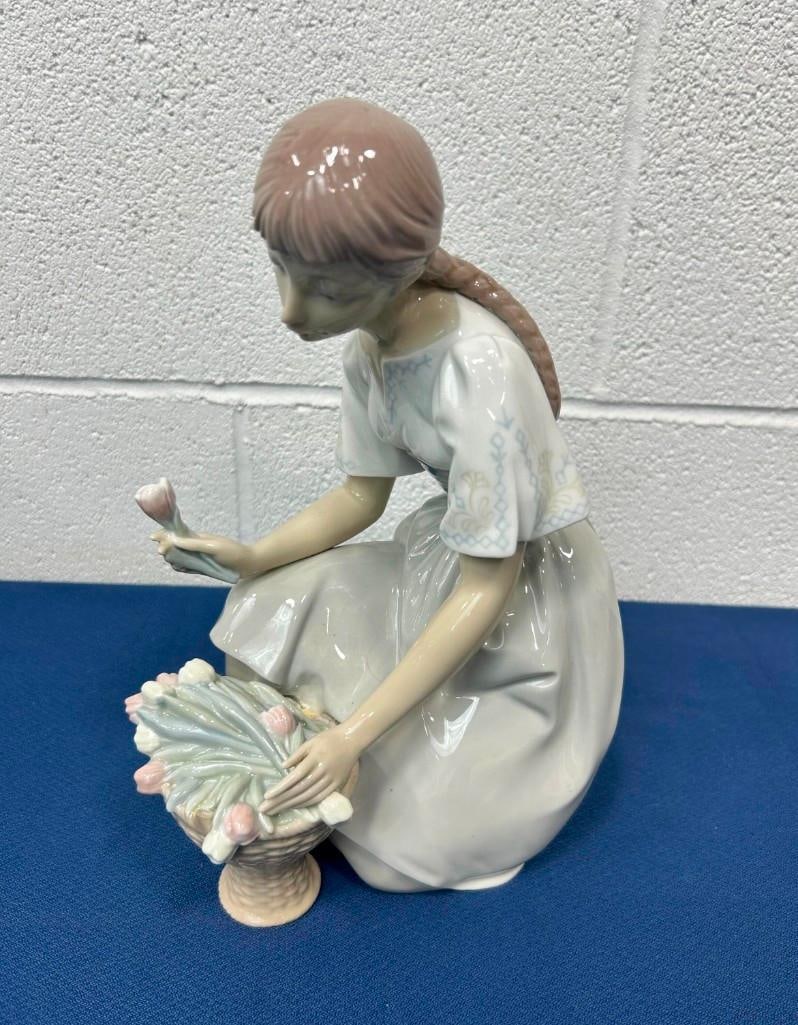 Lladro Girl with Tulips 14720 Porcelain Figurine: Lladro Girl with Tulips 14720 Porcelain Figurine