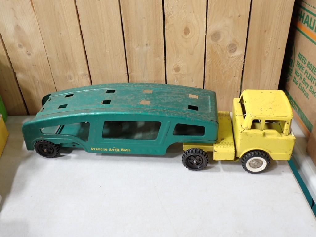 Structo Pressed Steel Car Hauler Semi Truck and Trailer Yellow and Green (1 of 7)