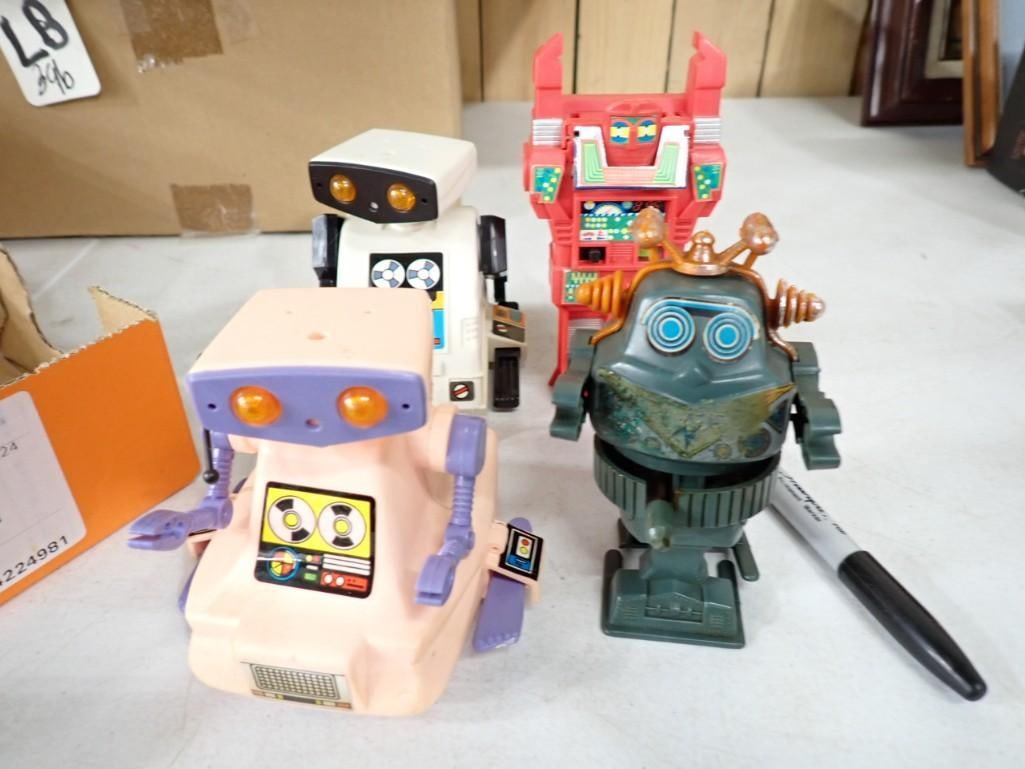 Toy Lot incl 4 Wind Up and Battery Robots: Toy Lot incl 4 Wind Up and Battery Robots. Some of the battery covers are missing