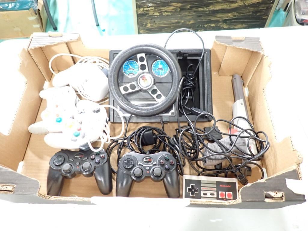 Coleco Vision Video Game Controllers, Nintendo Gun, etc: Coleco Vision Video Game Controllers, Nintendo Gun, etc Condition: untested