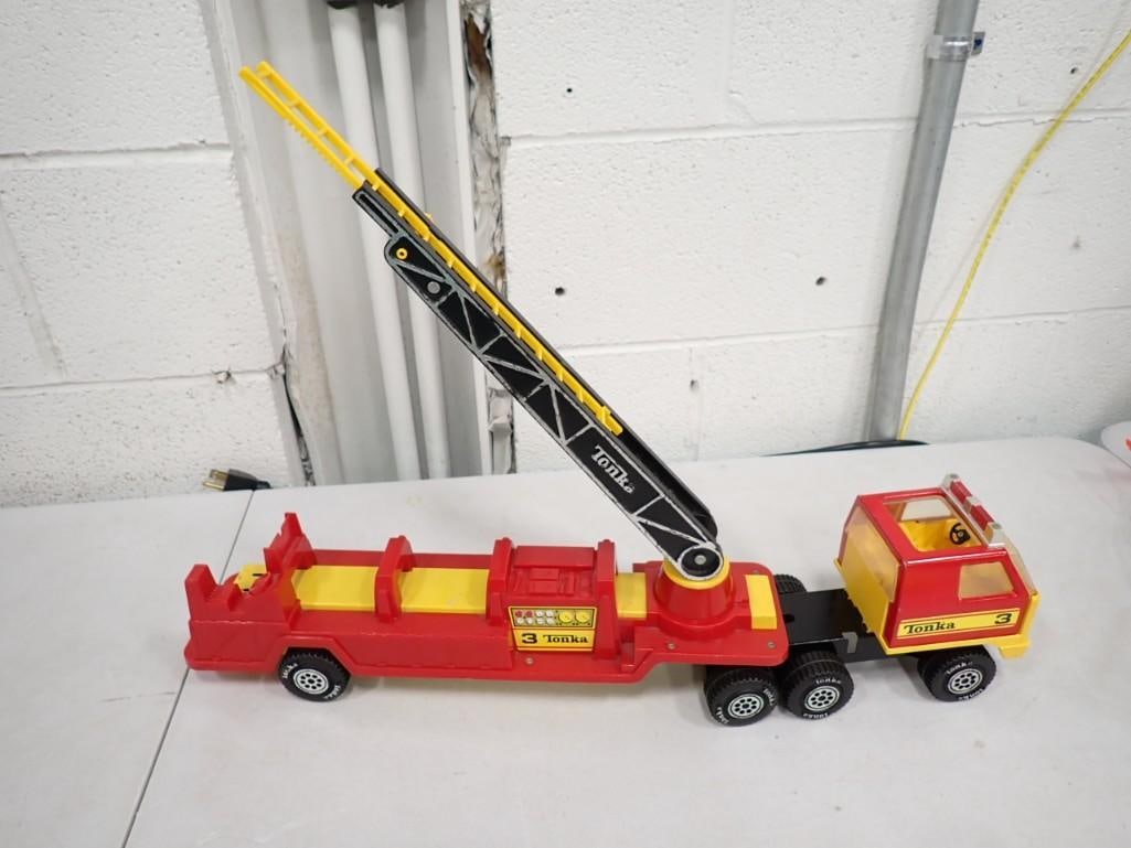 Tonka Pressed Steel and Plastic Fire Engine Hook and Ladder Truck (1 of 8)