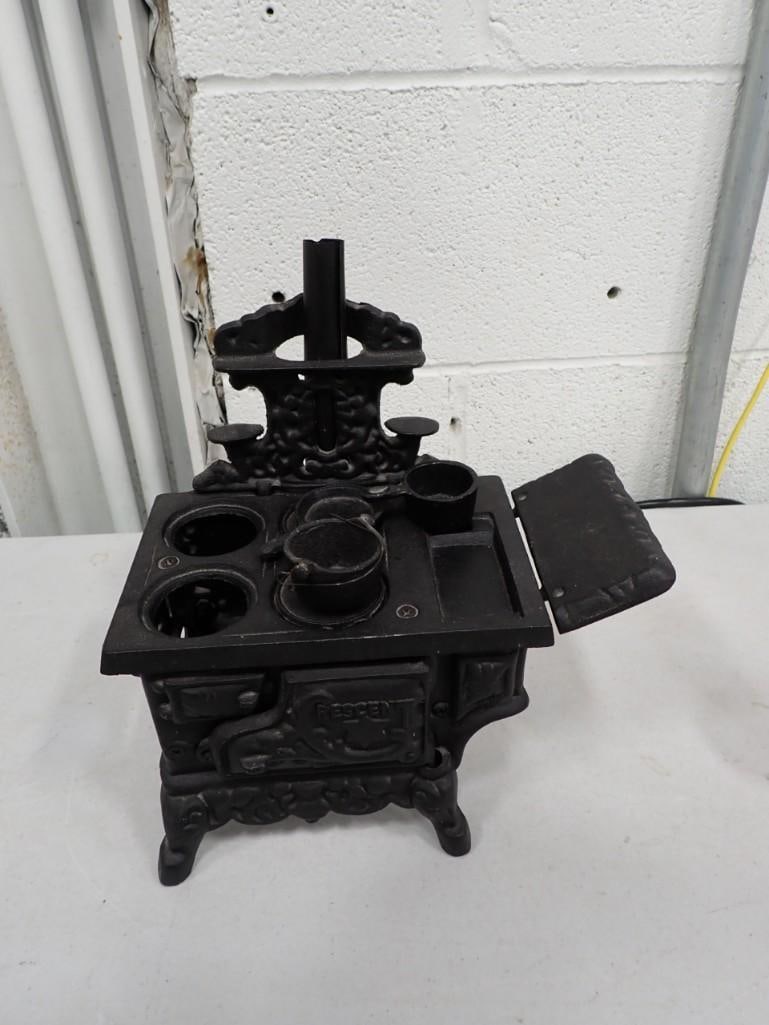 Vintage 1950s Cast Iron Stove Children's Toy: Vintage 1950s Cast Iron Stove Children's Toy