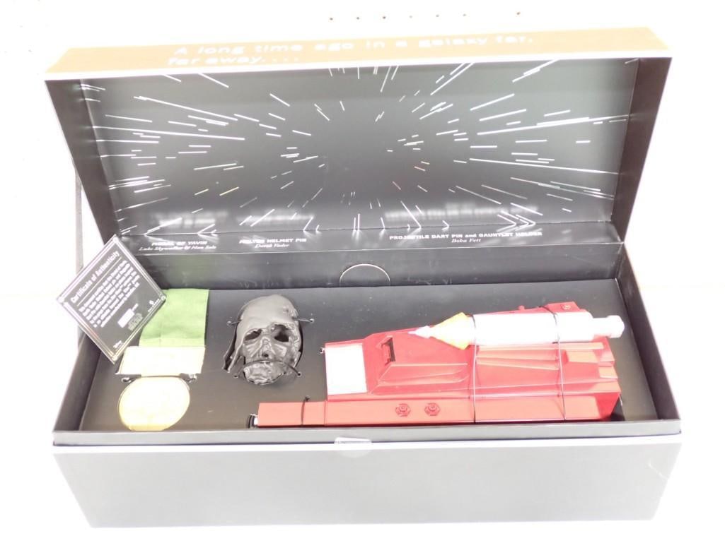 Star Wars Medal of Yavin Darth Vader Melted Helmet Pin and Projectile Dart Pin with Gauntlet (1 of 10)