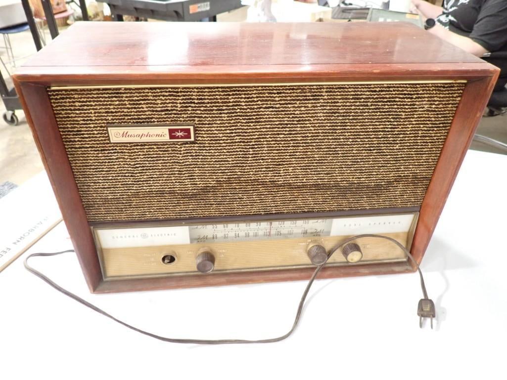 General Electric AM FM Tube Radio: General Electric GE AM FM Tube Radio Condition: Turns on and Works, Missing a Knob