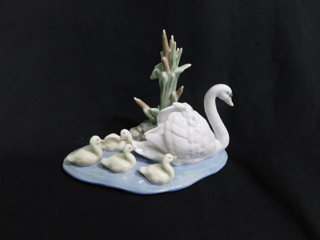 Lladro #5722 "Mama Swan with Babies" 5" Porcelain Figurine with Glossy Finish: Lladro #5722 "Mama Swan with Babies" 5" Porcelain Figurine with Glossy Finish Condition: no chips or cracks