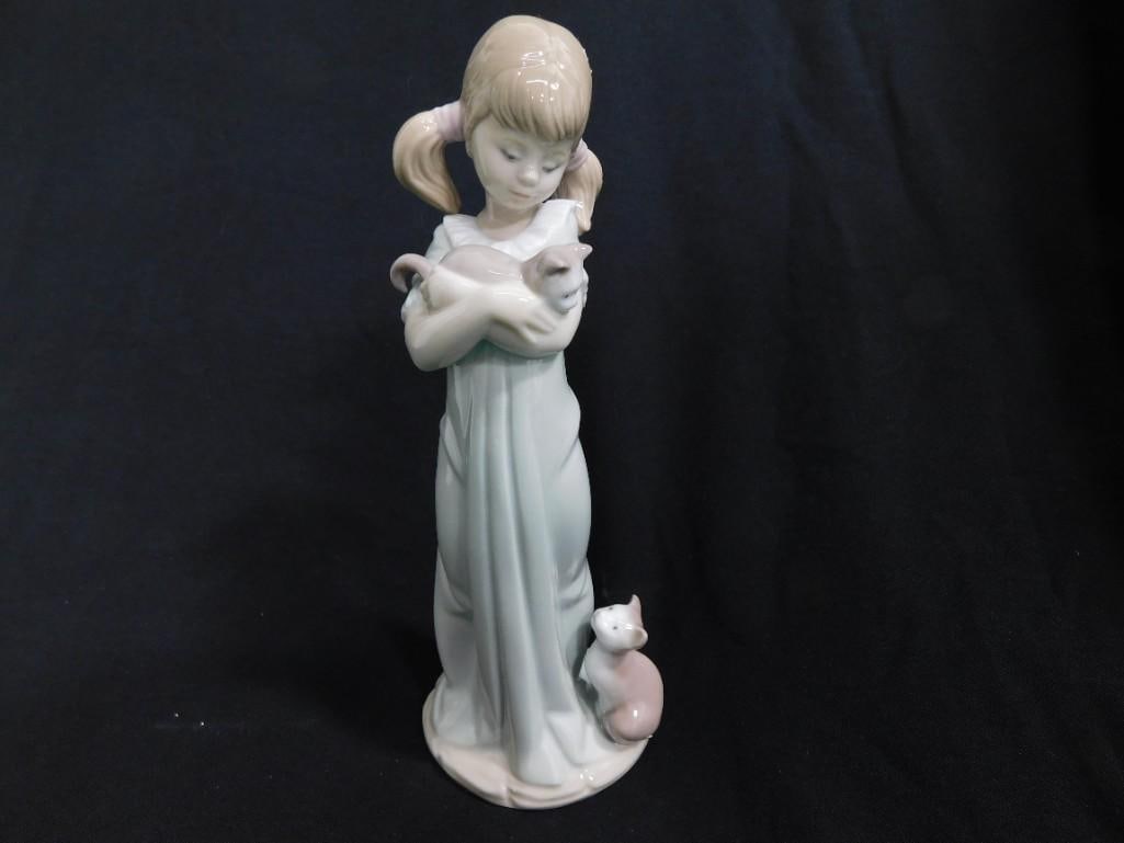 Lladro #5743 "Don't Forget About Me w/ Cats" 9" Porcelain Figurine with Glossy Finish: Lladro #5743 "Don't Forget About Me w/ Cats" 9" Porcelain Figurine with Glossy Finish Condition: no chips or cracks