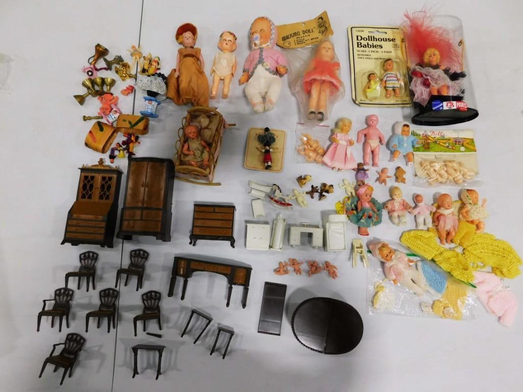 Vtg Dollhouse Lot incl Furniture, Mini Dolls, Accessories (1 of 9)