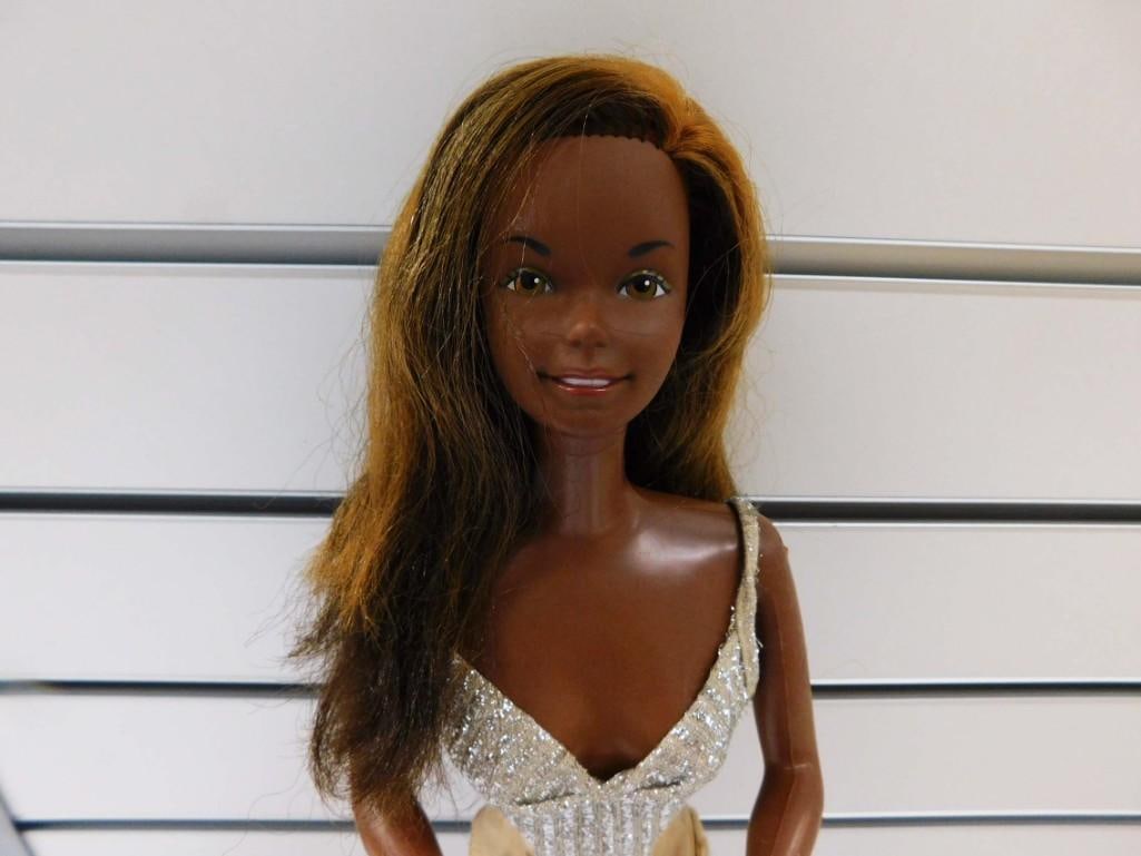 Vtg 1977 Supersize Superstar Christie 18" African American Barbie Doll: Vintage 1977 Supersize Superstar Christie 18" African American Barbie Doll. Christie is approximately 18" tall with twist n turn waist. Vary rare. Body marked "Mattel Inc. 1976". Weari