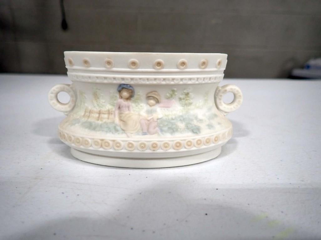 Lladro Center Piece Decorated #5268 Vase with Matte Finish: Lladro Center Piece Decorated #5268 Vase with Matte Finish