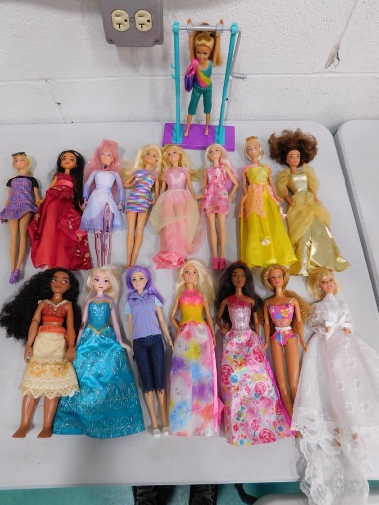 16 Barbie, Singing Disney, Vintage, Fashionistas, Etc Dolls Lot: Includes Fashionistas and vintage Barbies, Disney Princess, Singing Moana, Frozen, Skipper Gymnist, etc lot. Dolls are clean and dressed. Includes items shown.