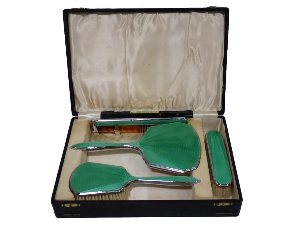 Vintage Grooming Set incl Brushes, Mirror, Comb, and Case: Vintage Grooming Set incl Brushes, Mirror, Comb, and Case