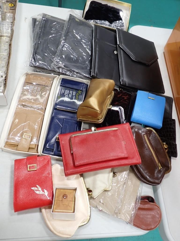 Lot of assorted cosmetic bags / wallets / etc. including some leather: Lot of assorted cosmetic bags / wallets / etc. including some leather