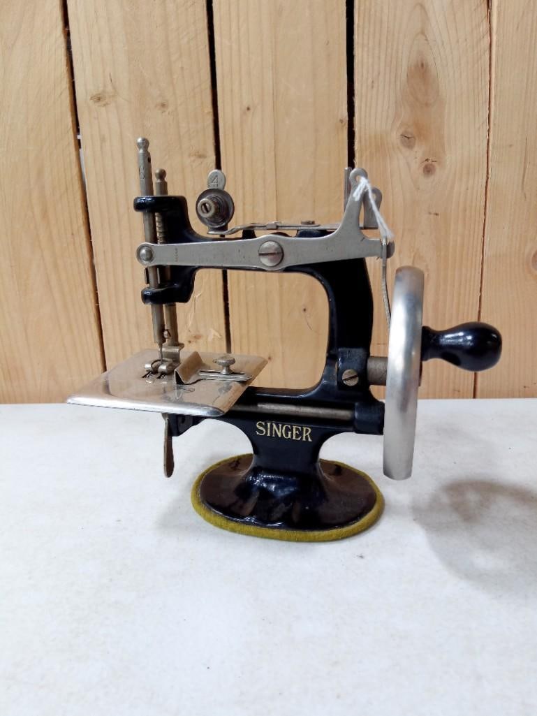 Vintage Singer Sewing Machine Sewhandy Model 20 Small Black Hand Crank (1 of 5)