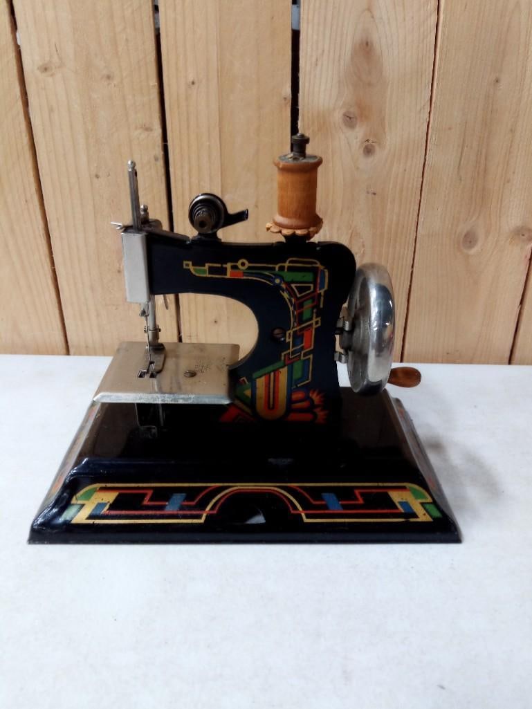 1940s Casige Small Hand Crank Sewing Machine Made in Germany (1 of 8)