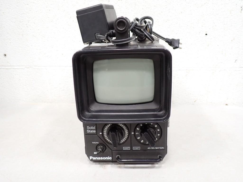 Vintage Panasonic Solid State Portable TV Television Model TR-555 (1 of 9)