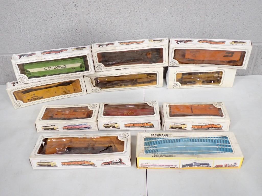 Lot of Bachmann HO Scale Train Cars and 1 Pack of Blue HO Scale Train Track (1 of 9)