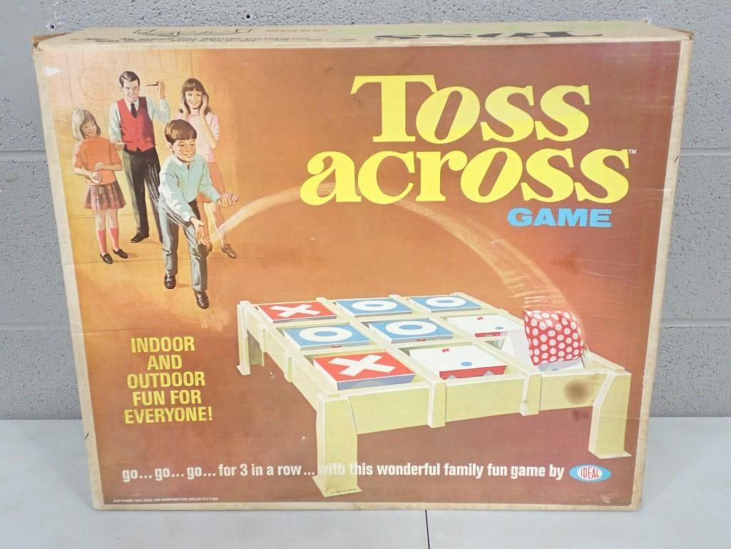 Toss across Tick Tack Toe Game with Box and two bean bags (1 of 8)
