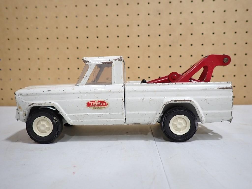 Vintage Tonka Pressed Steel Tow Truck: Vintage Tonka Pressed Steel Tow Truck Condition: played with. Has scratches, dings, etc. Please see all pictures