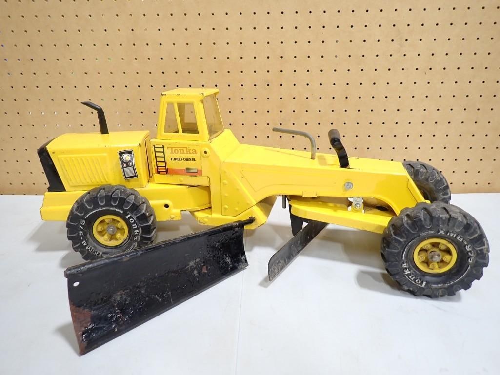 Vintage Tonka Pressed Steel Road Grader (1 of 12)