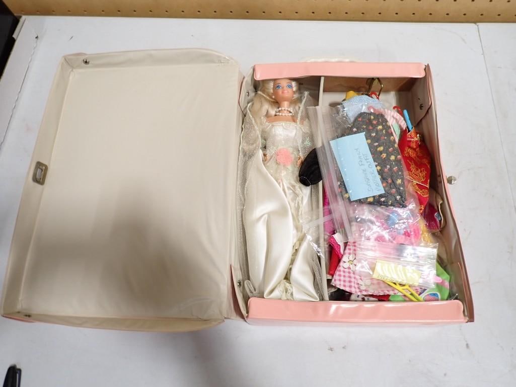 Barbie Doll Plus Clothes incl a Sunshine Family Mother Outfit and a High Fashion Doll Wardrobe Case (1 of 6)