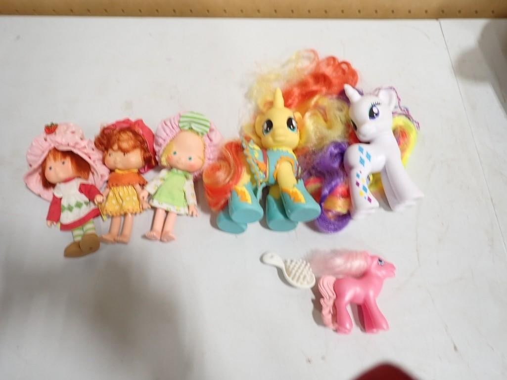 Vintage Strawberry Shortcake Doll with 2 Friends and My Little Pony Horses and a Brush: Vintage Strawberry Shortcake Doll with 2 Friends and My Little Pony Horses and a Brush