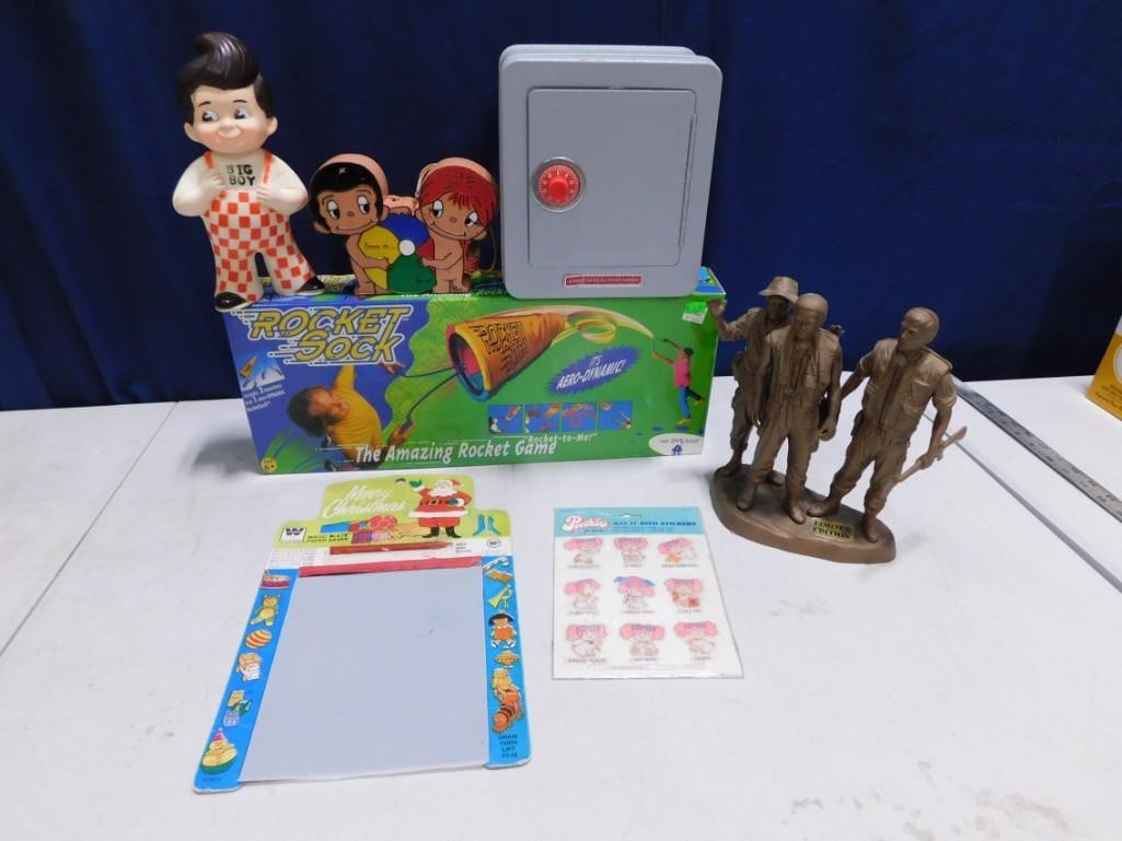 Toy Lot incl Big Boy Restaurant Figure, Rocket Sock, Love is For Us AM Transistor Radio (1 of 12)