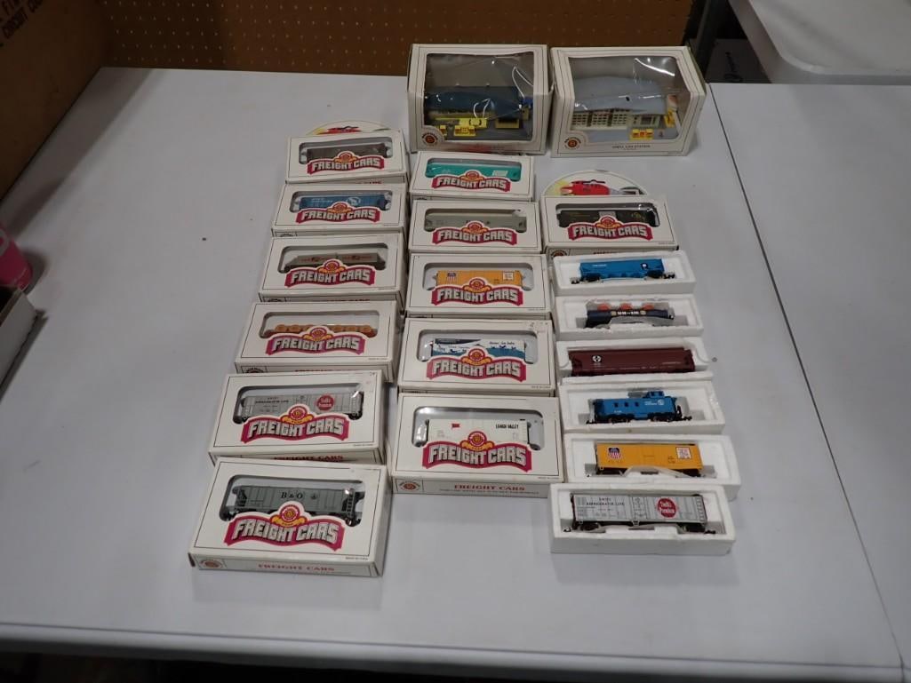 Lot of assorted Bachmann Train Cars / Accessories / etc. (1 of 4)