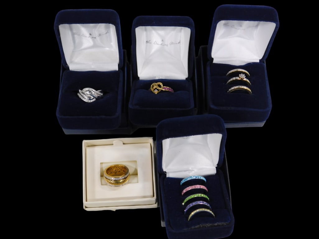 5 Fashion Rings by Danbury Mint: Lot of 5 Fashion Rings by Danbury Mint . No metal marks, untested, assorted sizes