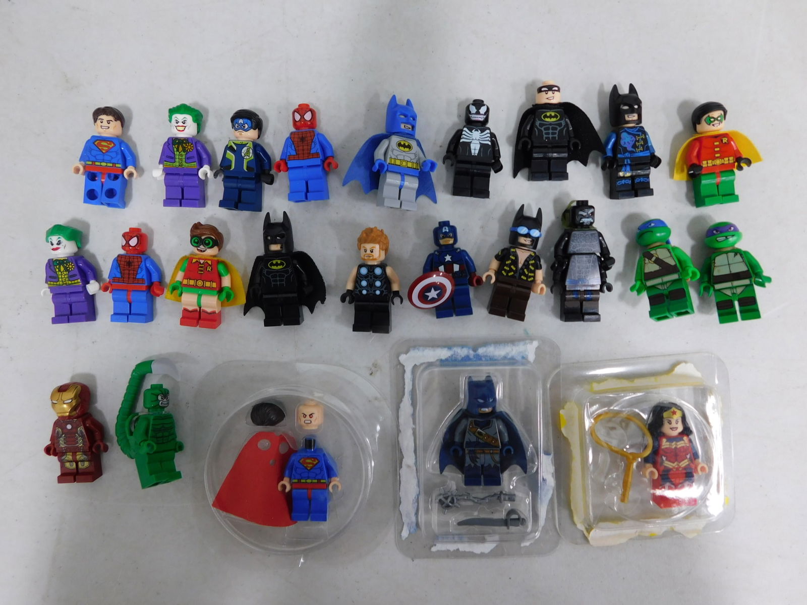 24 LEGO Superhero Minifugres Lot (1 of 8)