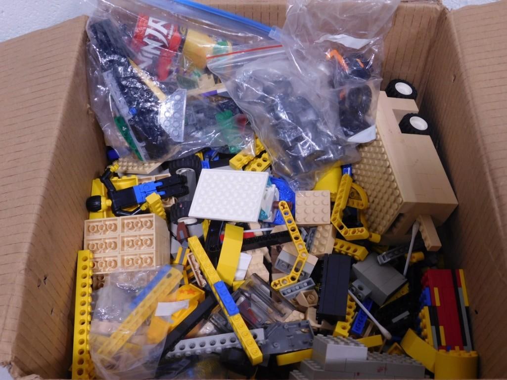 Box full of assorted Legos and other building blocks, etc: Box full of assorted Legos and other building blocks, etc