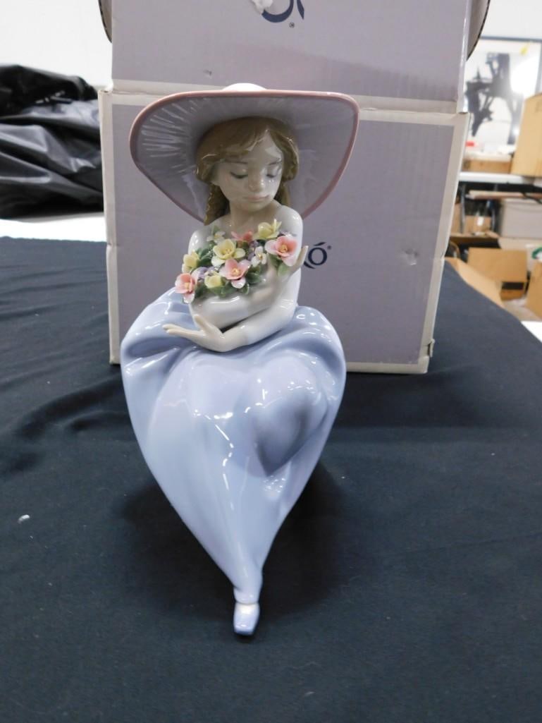 Lladro 5862 Fragrant Bouquet Figurine with Original Box: Lladro 5862 Fragrant Bouquet Figurine with Original Box