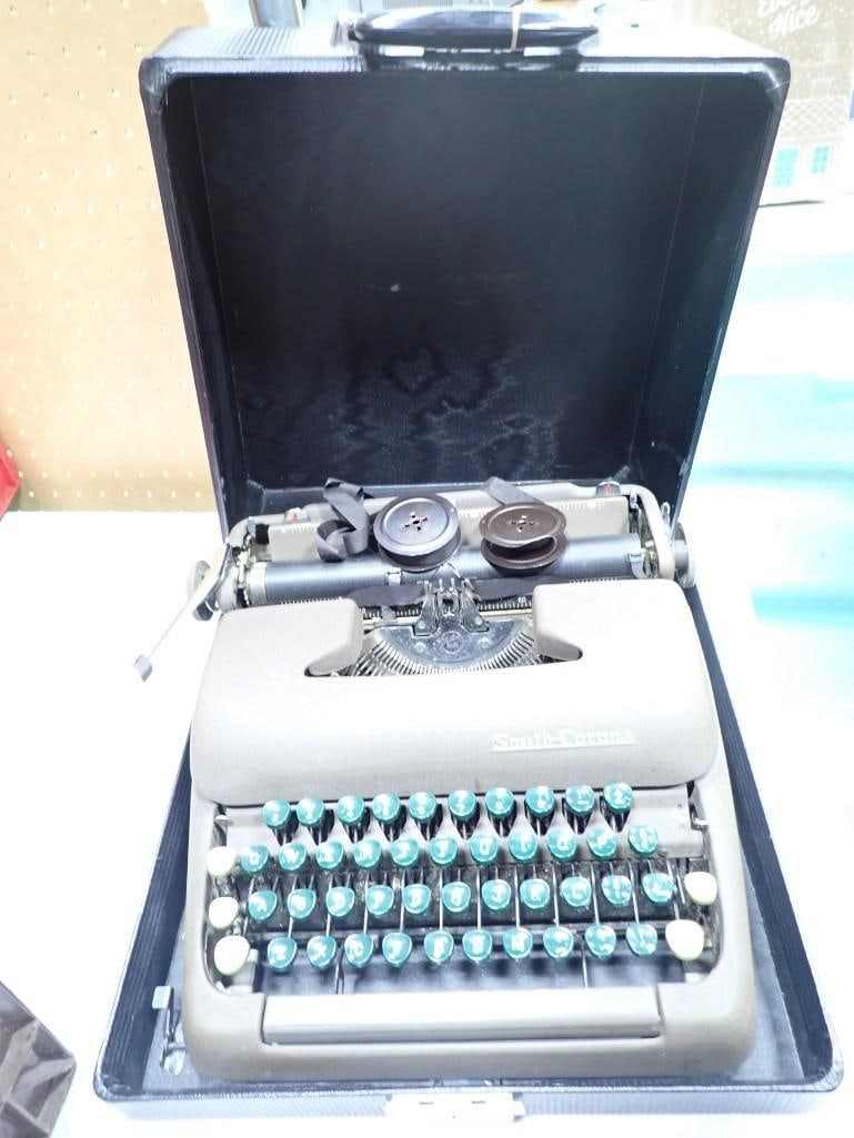 Portable vintage Smith Corona Typewriter (1 of 5)
