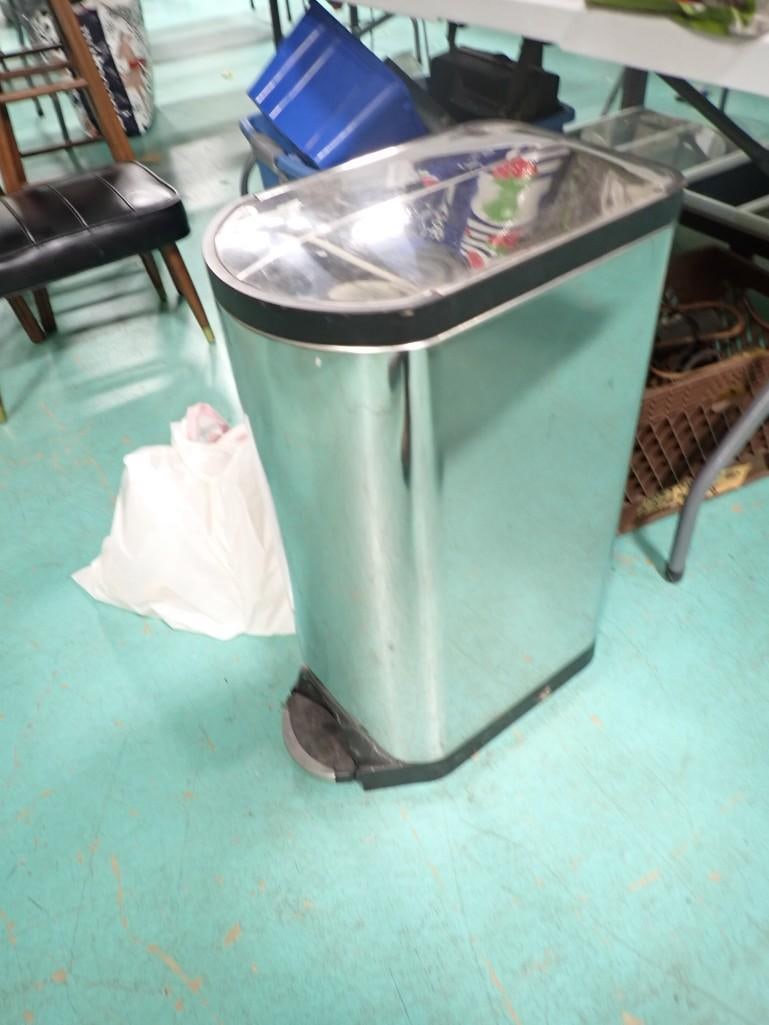 Metal Garbage can with foot pedal (1 of 7)