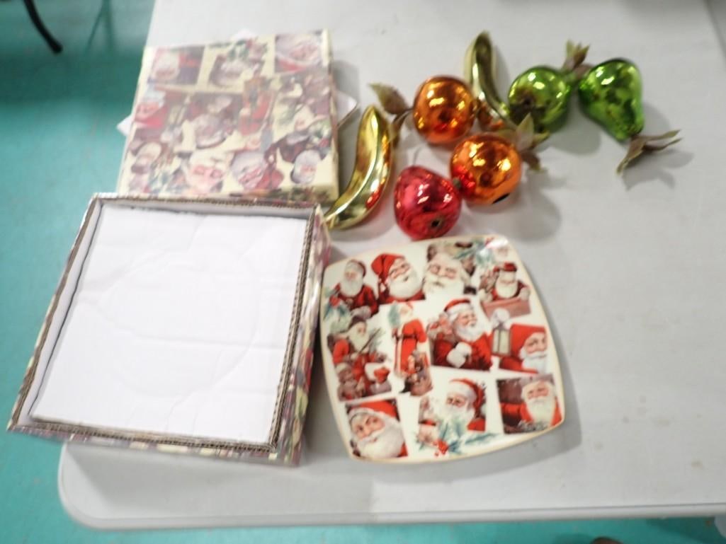 Decorative Fruits, and 4 Santa Claus Plates with Box: Decorative Fruits, and 4 Santa Claus Plates with Box
