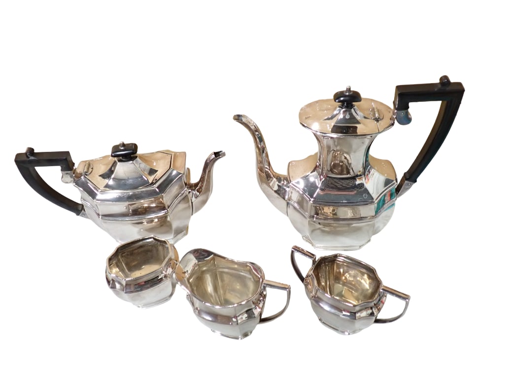 An English Sheffield Cheltenham Silverplate Tea and Coffee Service (1 of 12)