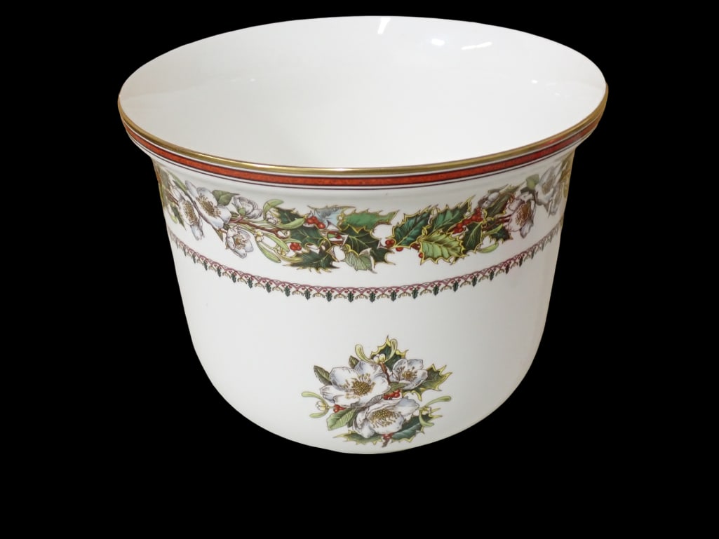 Spode Porcelain Cachepot with Christmas Rose Pattern: Spode Porcelain Cachepot; Christmas Rose Pattern - measures about 6.5" tall by 8" in diameter across the top.