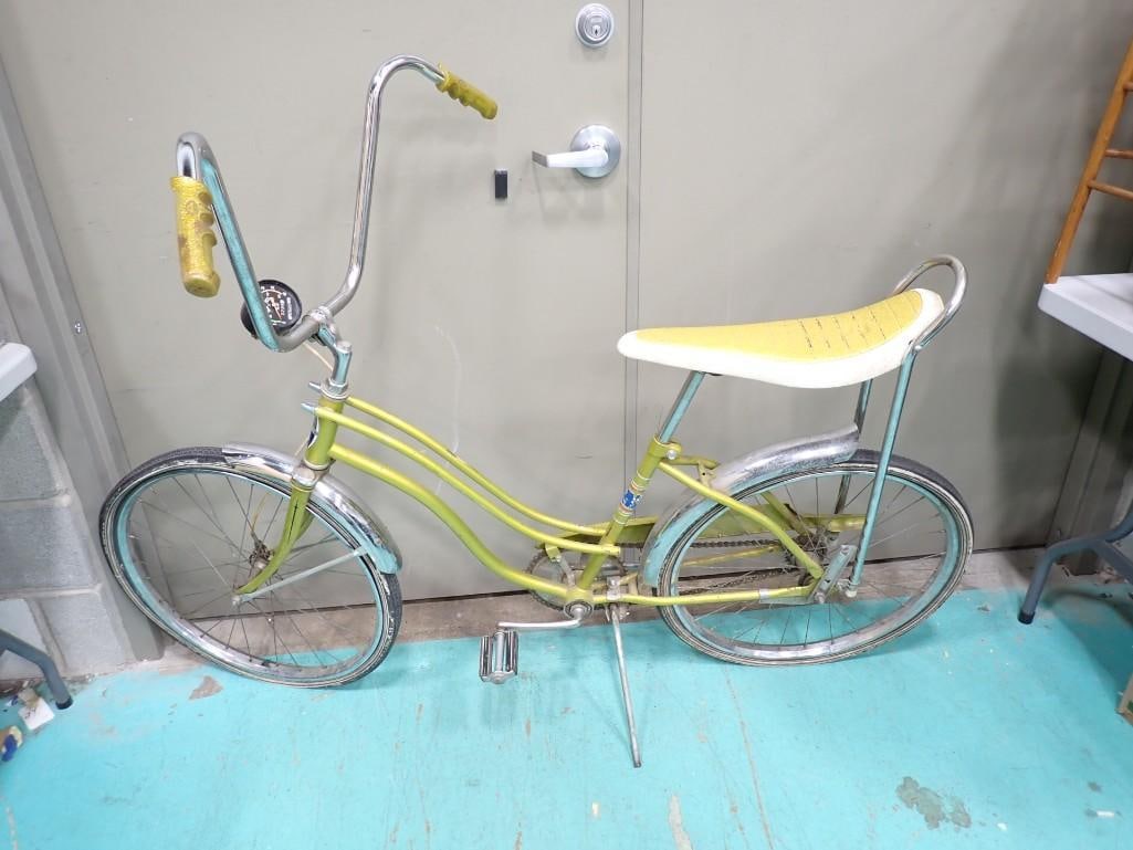 Vintage Foremost Swinger 1 Banana Seat Bike Bicycle: Vintage Foremost Swinger I Banana Seat Bike Bicycle . Probably needs new tires.