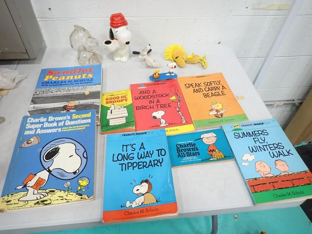 The Peanuts Lot incl incl Charlie Brown Books, Snoopy Coin Bank, Snoopy Figures, Woodstock, etc (1 of 11)