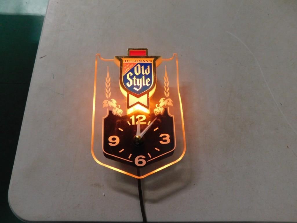 Old Style Beer Lighted Clock Bar Sign Works (1 of 4)