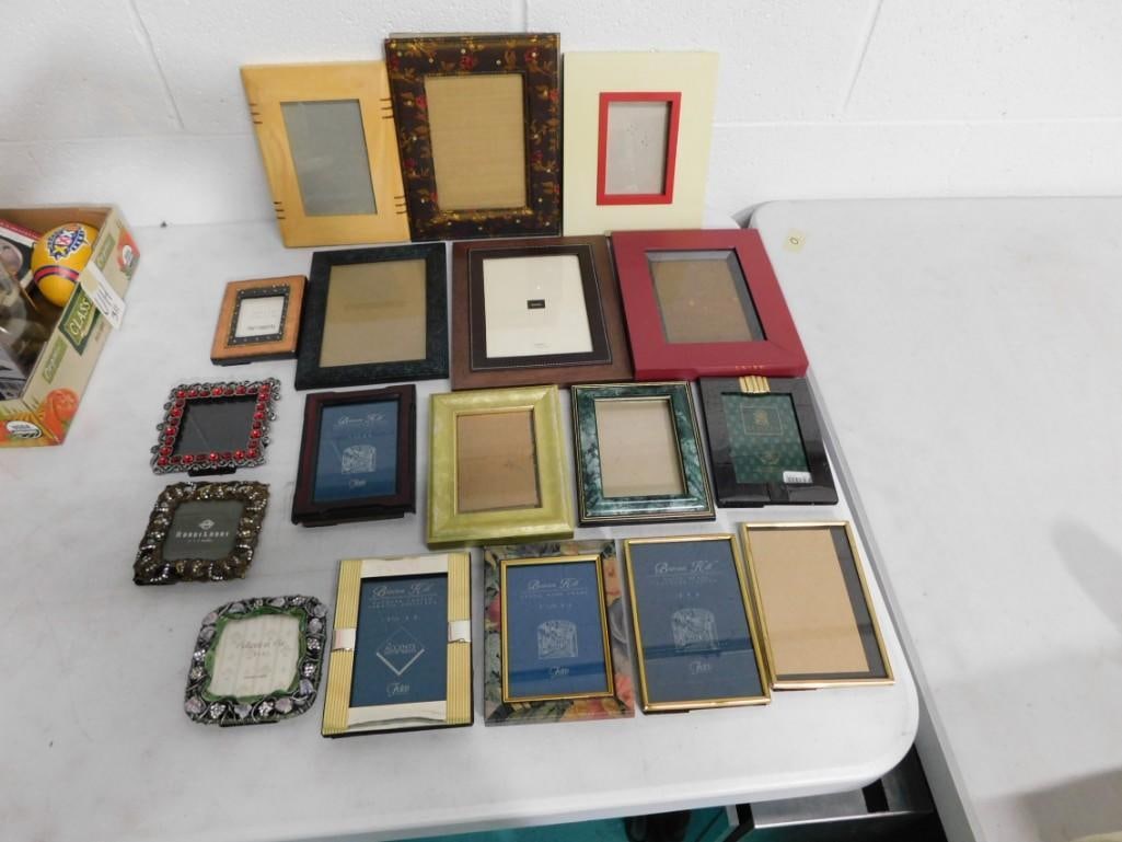Lot of Pictures Frames: Lot of Pictures Frames