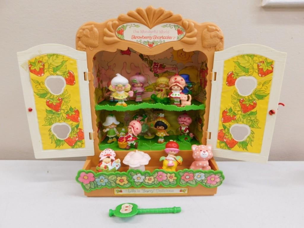 Vtg 1983 Strawberry Shortcake Life is Berry Delicious Cabinet w/13 Figures Log: Vintage 1980s Wonderful World of Strawberry Shortcake CAbinet with 13 figures. Clean, includes items shown