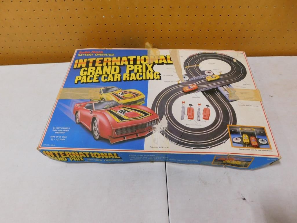 Radio Shack Grand Prix Slot Car Racing Set - appears to be complete (1 of 7)