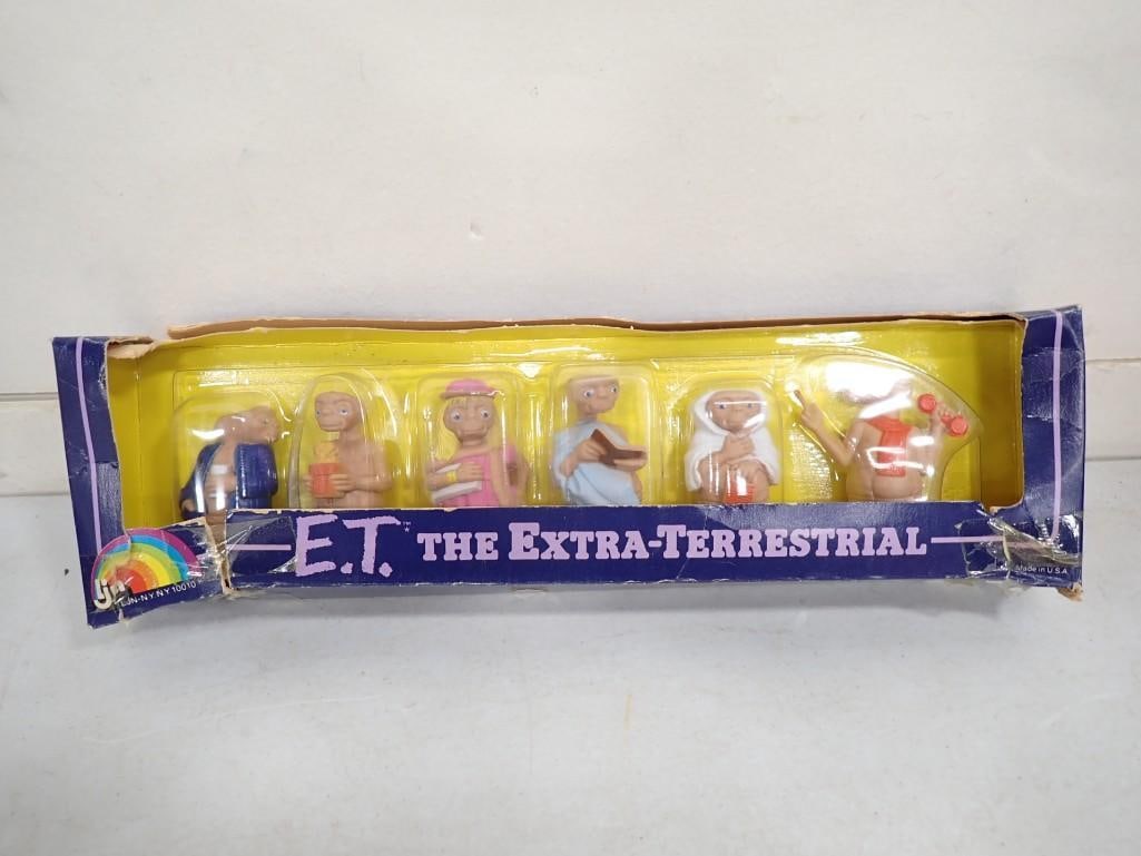 Vintage E.T. The Extra-Terrestrial Figures Set in Original Damaged Package (1 of 6)