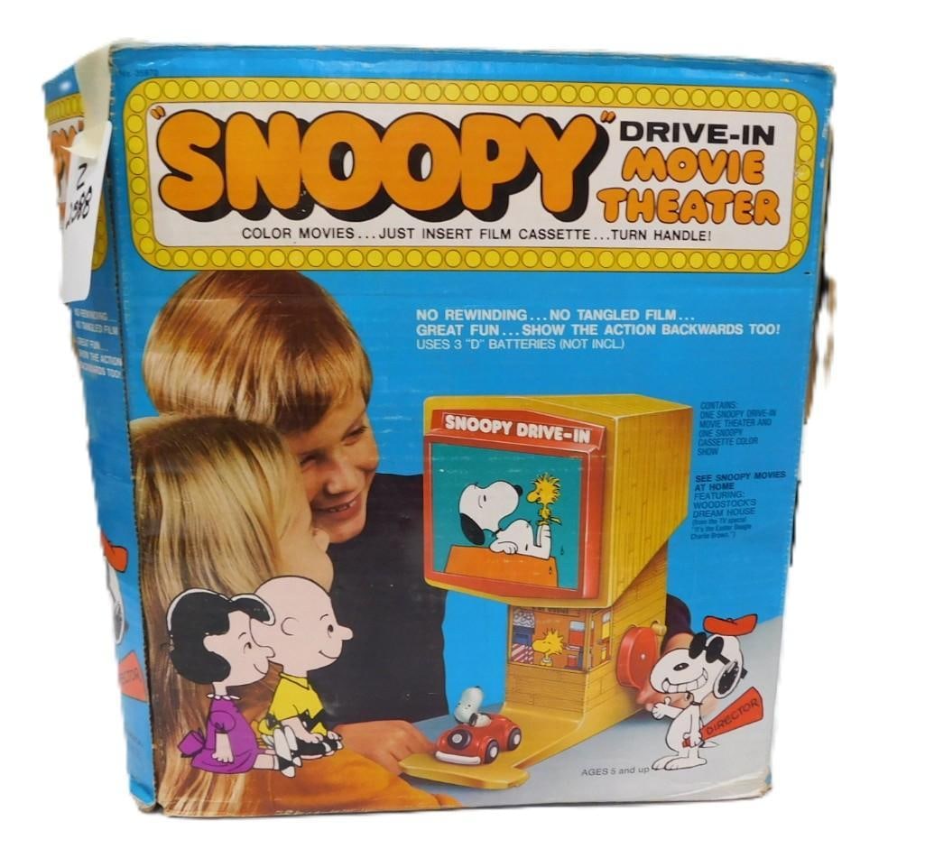 Vintage Snoopy Drive-In Movie Theater with original box: Vintage Snoopy Drive-In Movie Theater with original box