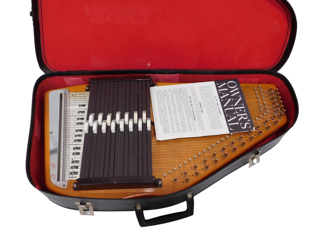 Oscar Schmidt Autoharp Model BH with Case (1 of 10)