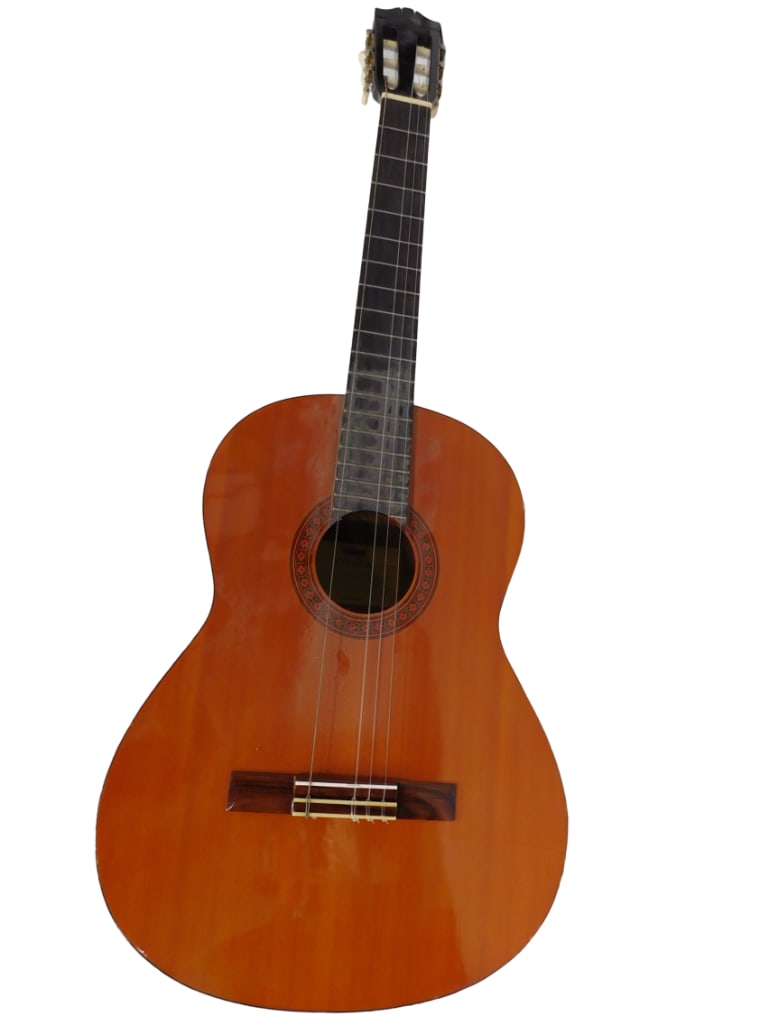 Yamaha Acoustic Guitar CG 40 A: Yamaha Acoustic Guitar CG 40 A Condition: minor chips on the edge, no cracks, needs strings