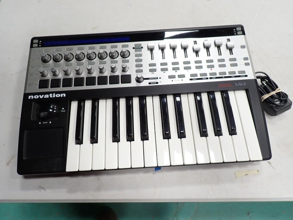 Novation 25SLMKll Midi Keyboard Controller (1 of 6)