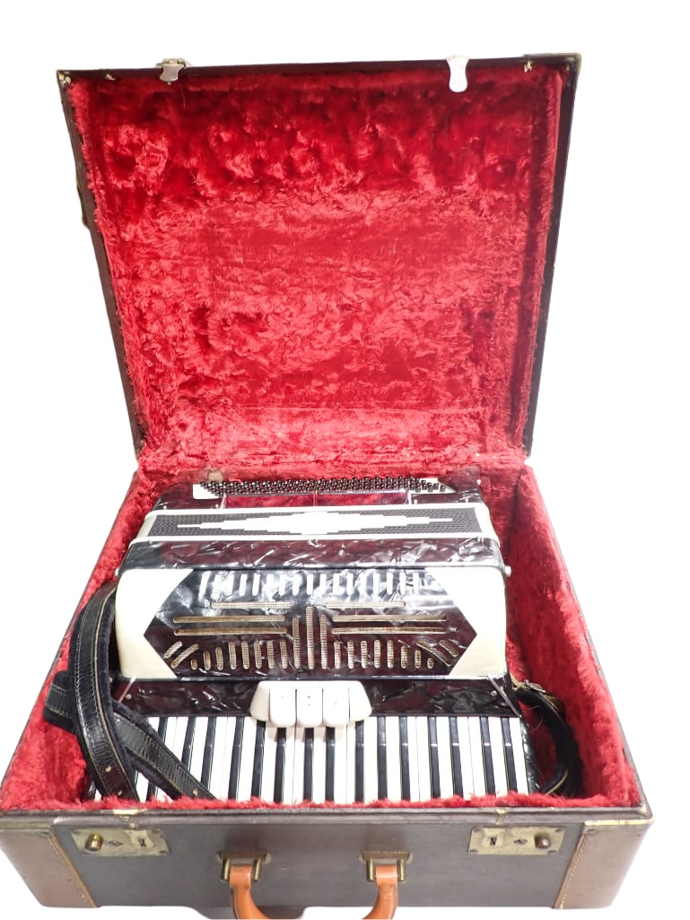 Vintage Castelfidaro Italy Accordion 41/120: Vintage Castelfidaro Italy Accordion 41/120 120 Bass 41 Note. Clean, very nice